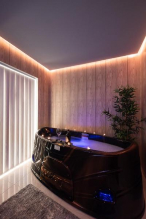 The Pinnacle 3 - 2bed W Indoor Jacuzzi! By Homely